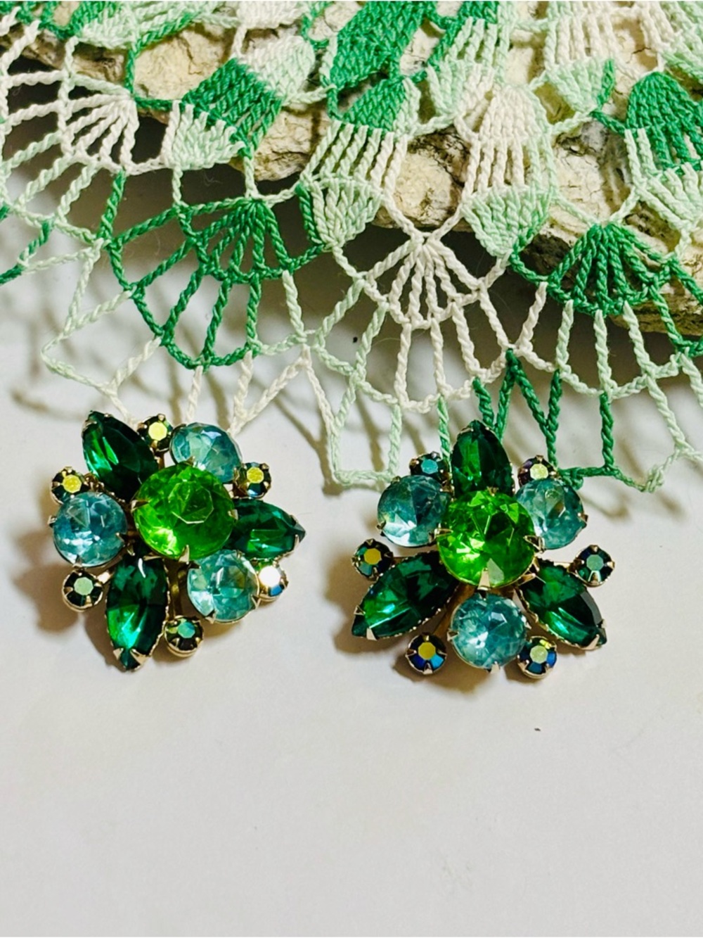 Vintage Judy Lee Unsigned Floral Green Blue Rhinestone Gold Clip Earrings - Picture 3 of 6
